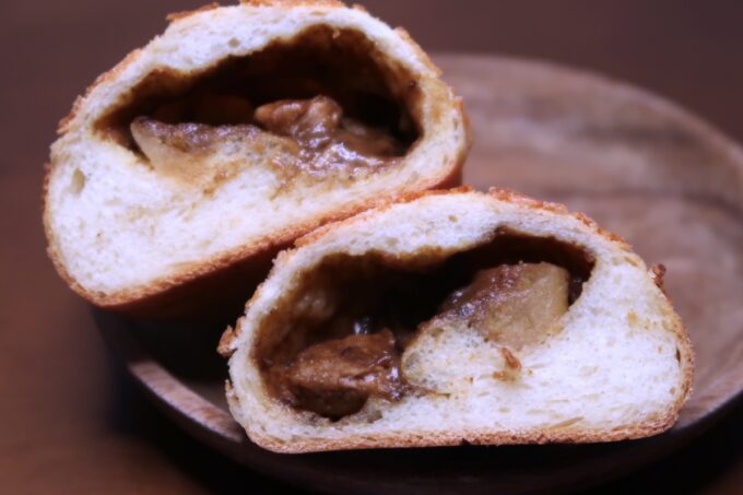 浦添市伊祖「ブーランジェリー ア・テット」焼きカレーパンの中には大きめ具材の中辛カレー