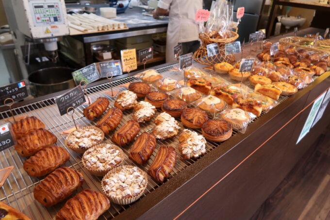 浦添市伊祖「ブーランジェリー ア・テット」の店内に並ぶパン（その1）