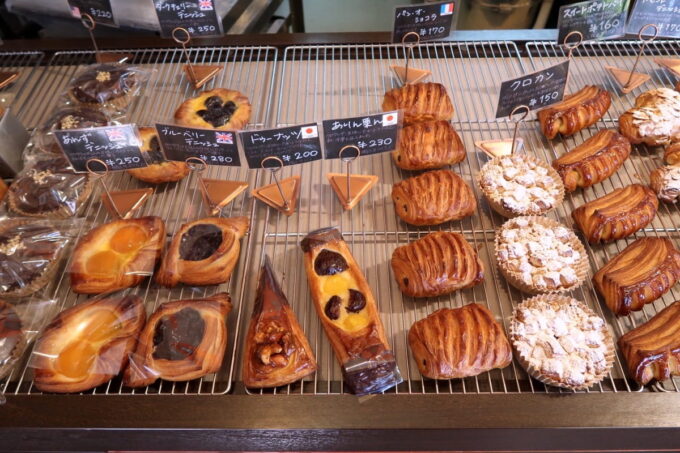 浦添市伊祖「ブーランジェリー ア・テット」の店内に並ぶパン（その3）