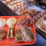 浦添市伊祖「ブーランジェリー ア・テット」購入するパンを取り分ける