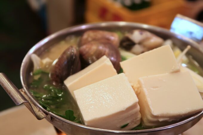 池袋「ふくろ」はまぐり鍋（750円）には豆腐と野菜、大きなはまぐりが4つ