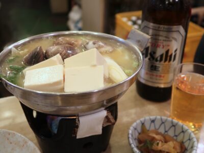 池袋「ふくろ」はまぐり鍋（750円）と瓶ビール（540円）