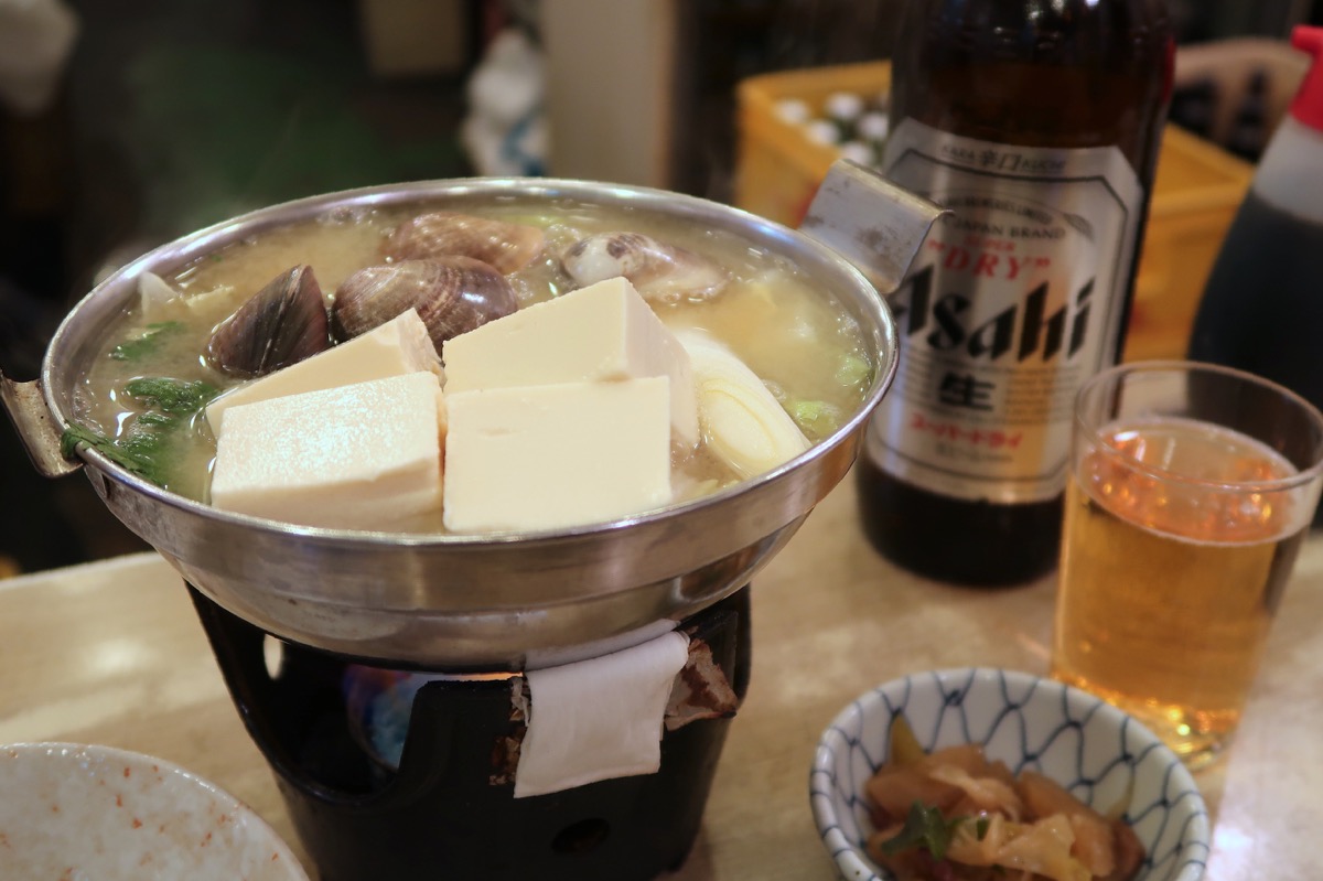 池袋「ふくろ」はまぐり鍋（750円）と瓶ビール（540円）