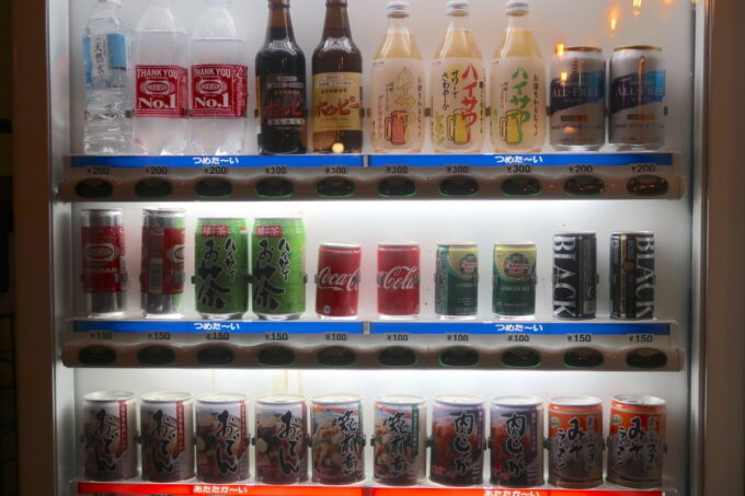 沖縄市・コザの一番街にある「セルフスタンド酒場 勝手にしやがれ」割ものや温かいフードが並ぶ自販機