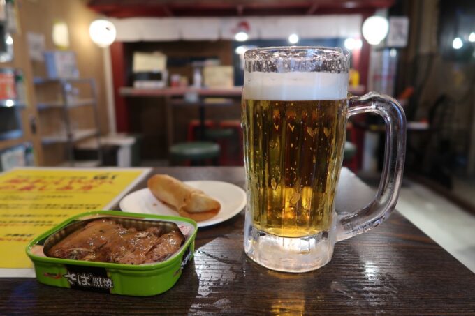 沖縄市・コザの一番街にある「セルフスタンド酒場 勝手にしやがれ」ビール（300円）と缶詰とコンビニで買った春巻きと