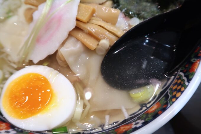 「麺厨房あじさい 沖縄店」あっさり優しい塩ワンタン麺のスープ