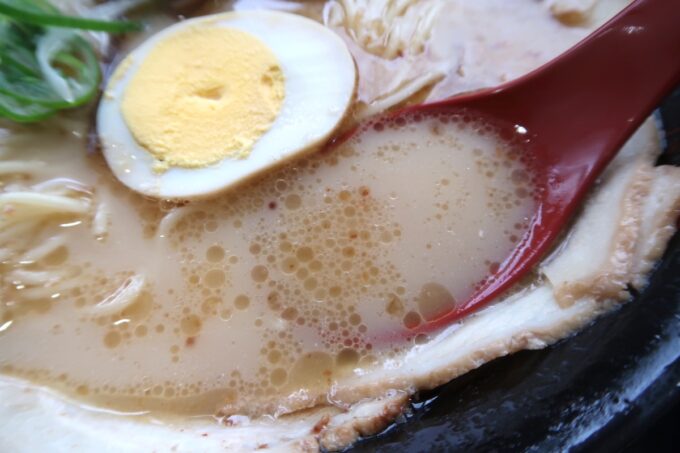 中城パーキングエリア（上り線）「味千ラーメン」チャーシュー麺のスープ