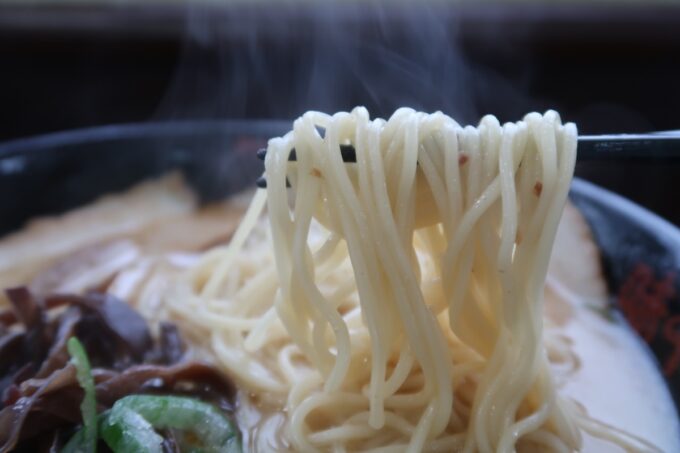 中城パーキングエリア（上り線）「味千ラーメン」チャーシュー麺の細ストレート麺
