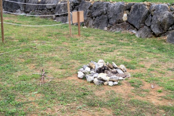 本部町・田空ハーソー公園内「DENKU CAMP FIEL」の棚田サイトには直火の焚き火場的なものがあった