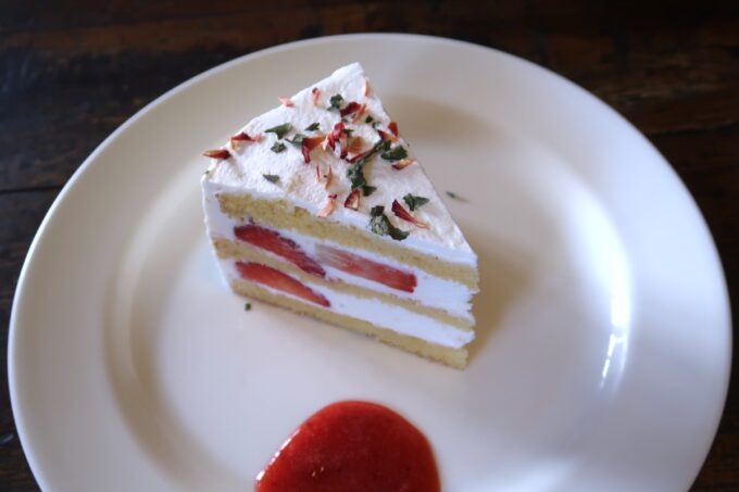 今帰仁村「波羅蜜（パラミータ）」季節のケーキはいちごのショートケーキ（780円）