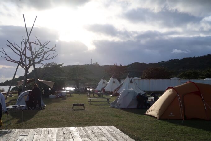 南城市「志喜屋キャンプ場」陽が落ちてきたキャンプサイトの様子