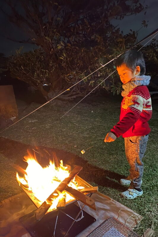 南城市「志喜屋キャンプ場」焚き火の火でチーズを炙るお子サマー