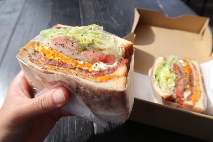 恩納村「THE BROS SANDWICH STAND（ザ ブロス サンドイッチ スタンド）」大きなサンドイッチはずっしりの重さ