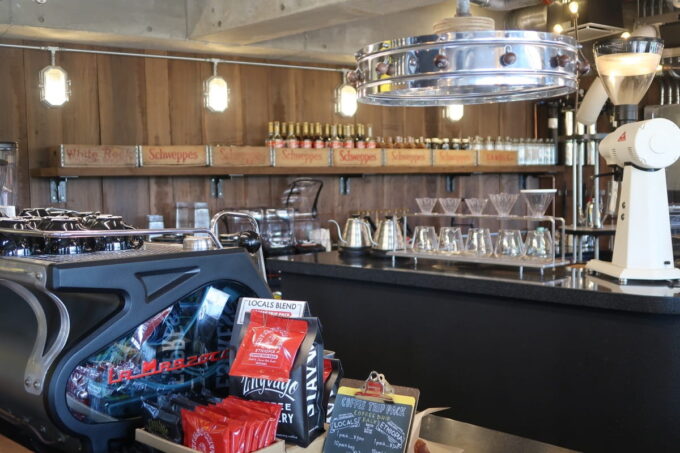 北谷「ZHYVAGO COFFEE ROASTERY（ジバゴコーヒーローステリー）」コーヒースタンドも洗練されてカッコよい