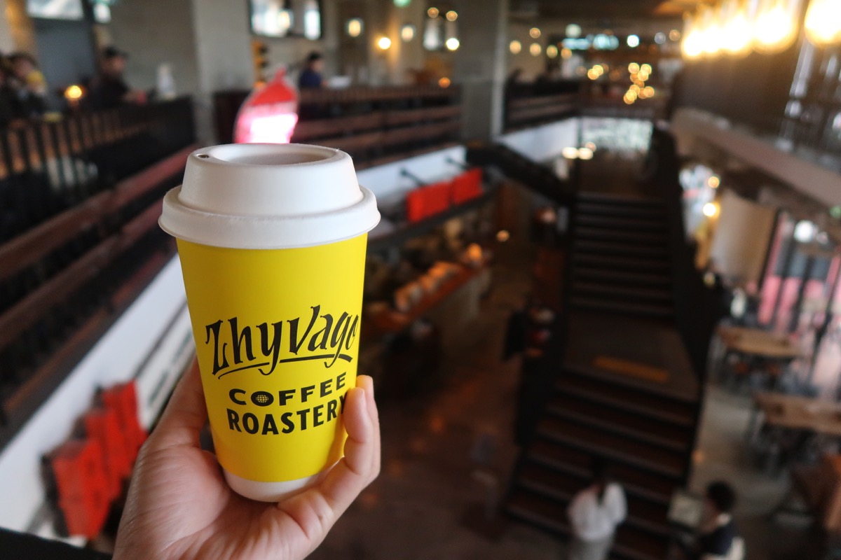 北谷「ZHYVAGO COFFEE ROASTERY（ジバゴコーヒーローステリー）」2階の吹き抜けとコーヒー
