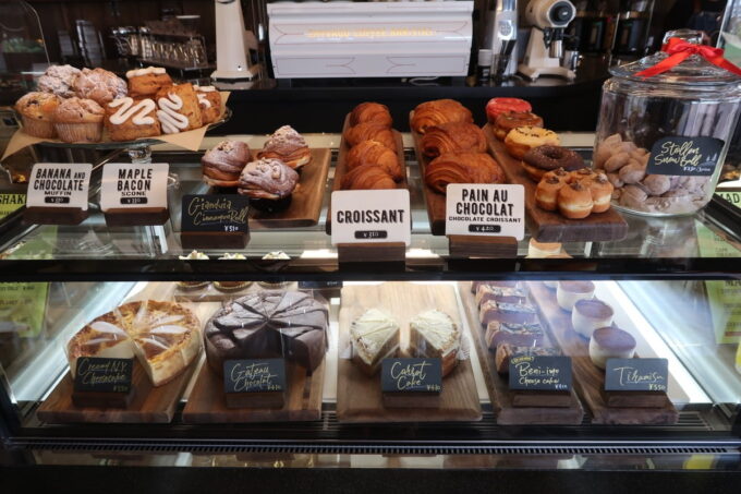 北谷「ZHYVAGO COFFEE ROASTERY（ジバゴコーヒーローステリー）」の店頭に並ぶパンやケーキなど