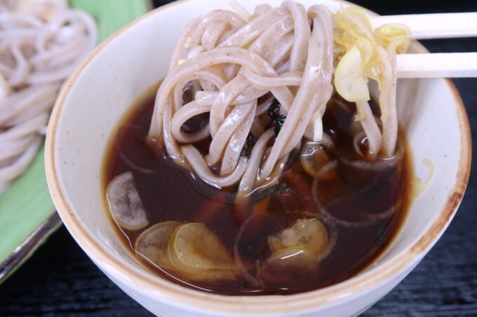 那覇市樋川「松尾庵」蕎麦つゆに薬味を入れて蕎麦をたっぷりとつける