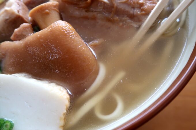宜野座村「みらい食堂」ぎのざそばのスープ