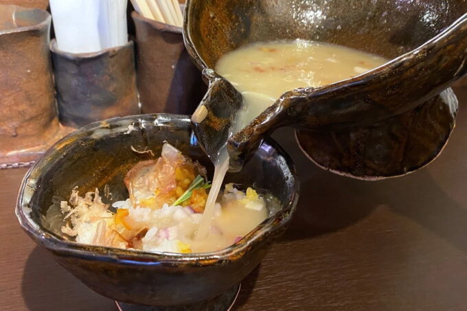 那覇市久米「麺屋おがわら」鶏白湯スープをかつお飯にかける