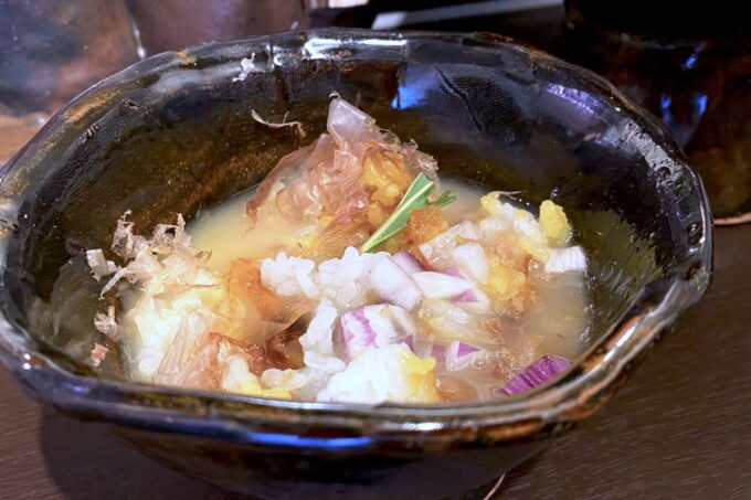 那覇市久米「麺屋おがわら」鶏白湯スープをたっぷりいれたかつお飯