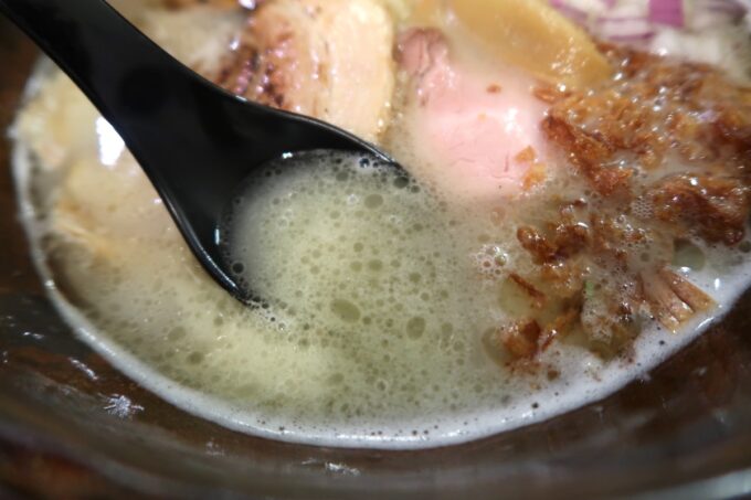 那覇市久米「麺屋おがわら」鶏白湯ラーメンのスープ