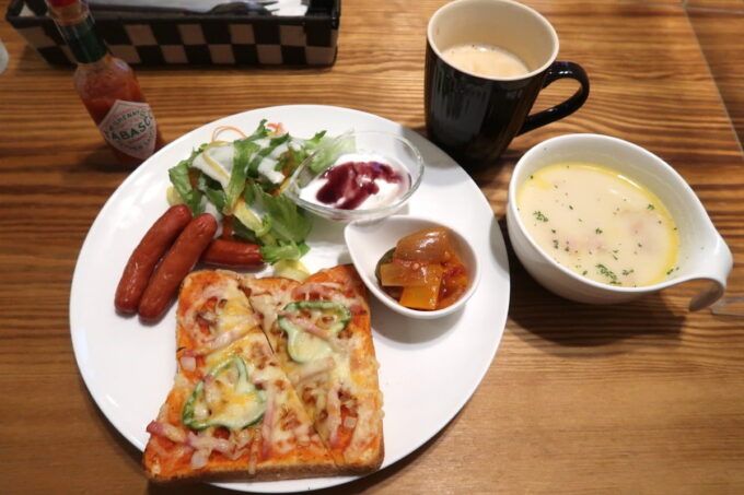 「ウッドペッカー今帰仁」プールサイドカフェ＆テラス「Cafe Lairise」での朝食プレート