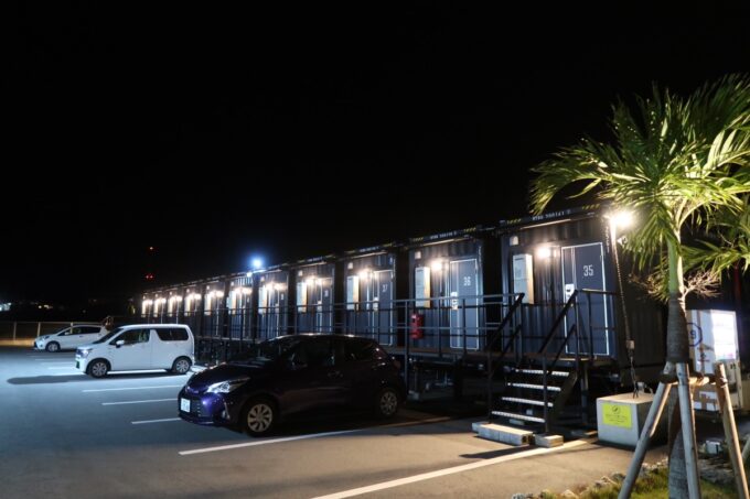 「HOTEL R9 The Yard 宮古島」夜の宿泊施設の様子