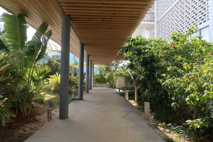 宮古島「HOTEL LOCUS（ホテルローカス）」駐車場から続く渡り廊下
