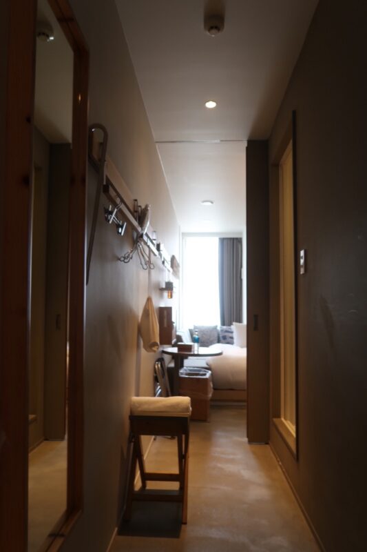 宮古島「HOTEL LOCUS（ホテルローカス）」コンパクトルーム325号室に入ってすぐの様子