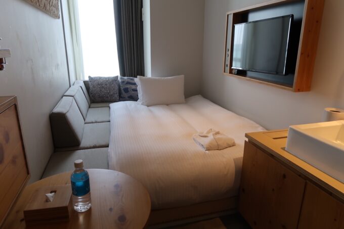 宮古島「HOTEL LOCUS（ホテルローカス）」コンパクトルーム325号室のベッドルーム
