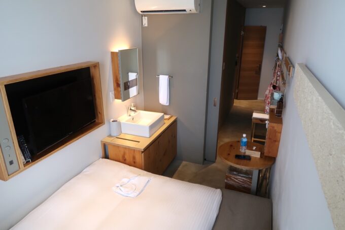宮古島「HOTEL LOCUS（ホテルローカス）」コンパクトルーム325号室のベッドルーム（窓側から）
