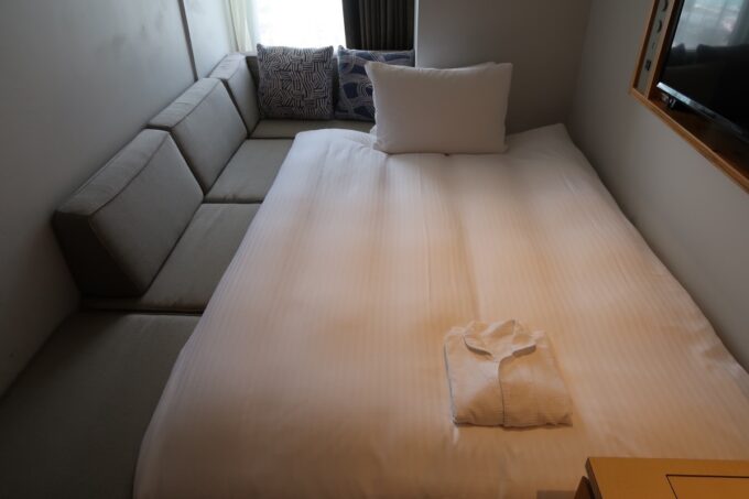 宮古島「HOTEL LOCUS（ホテルローカス）」コンパクトルーム325号室のダブルベッド（W140）