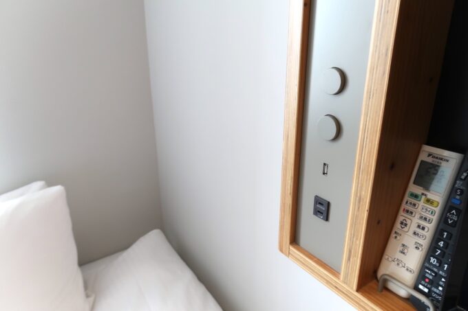 宮古島「HOTEL LOCUS（ホテルローカス）」ベッド周りの電源コンセント