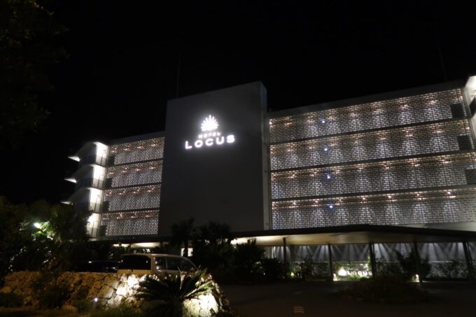 宮古島「HOTEL LOCUS（ホテルローカス）」の外観（夜間）