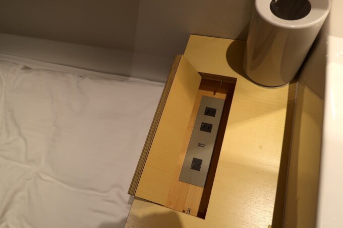 宮古島「HOTEL LOCUS（ホテルローカス）」コンパクトルームの洗面台横にあった電源コンセント