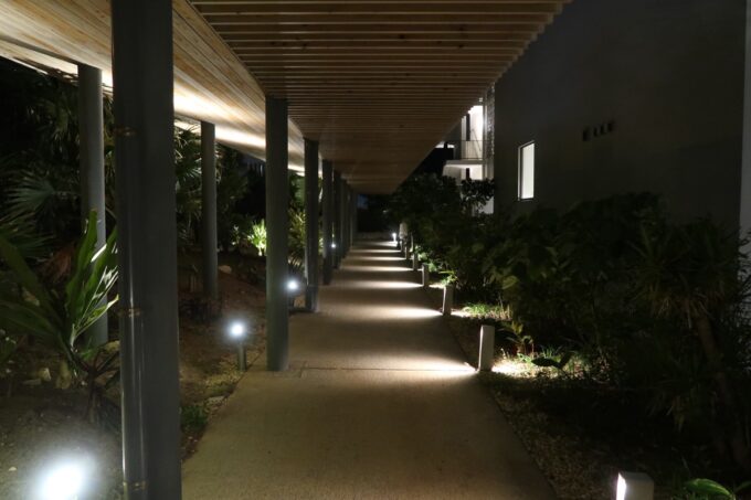 宮古島「HOTEL LOCUS（ホテルローカス）」の渡り廊下（夜間）