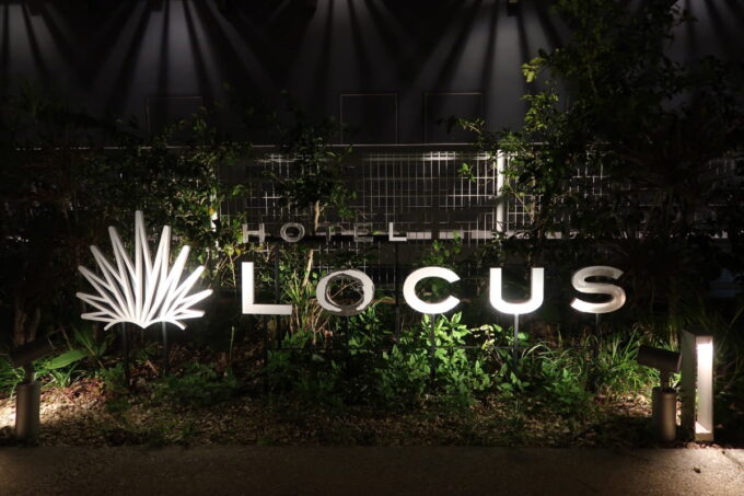 宮古島「HOTEL LOCUS（ホテルローカス）」のロゴが照らされる