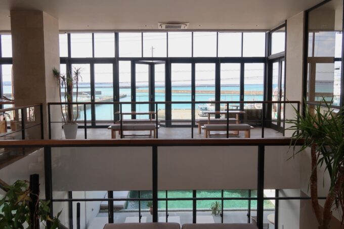 宮古島「HOTEL LOCUS（ホテルローカス）」フロント階から平良港を眺める