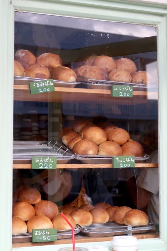 宮古島「モジャのパン屋」の焼き立てパンがショーケースに並ぶ