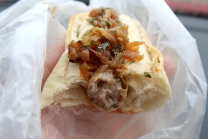 浦添市「食品加工店プカプカプーカ」旨味と肉の脂がおいしいアルザスドッグ