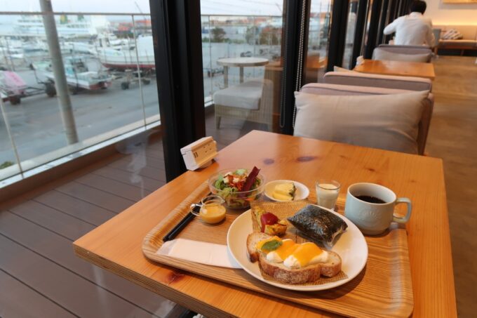宮古島「HOTEL LOCUS（ホテルローカス）」朝食を平良港を眺めながらいただく