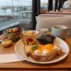 宮古島「HOTEL LOCUS（ホテルローカス）」朝食を窓際のテーブル席でいただく