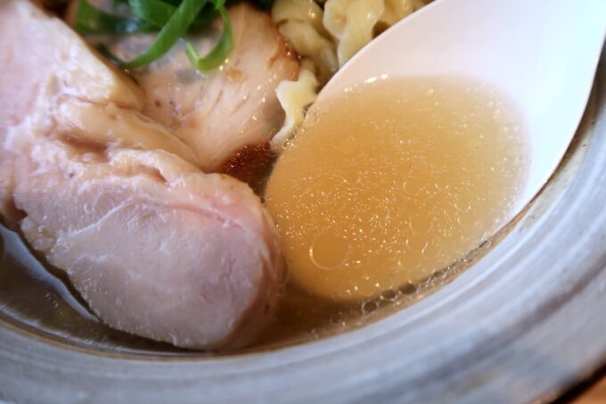 読谷村「まるつストア」塩ラーメンのスープ