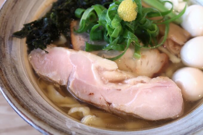 読谷村「まるつストア」ラーメンの豚と鶏の2種チャーシュー
