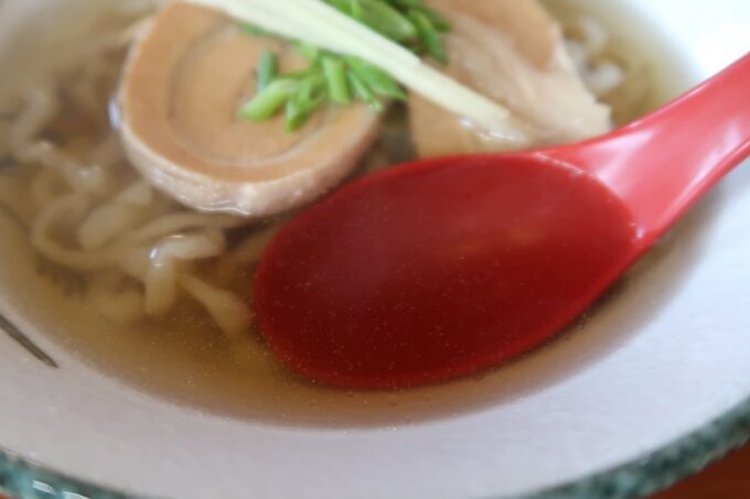 宮古島「にいまそば」の黄金色のあっさり優しいスープ
