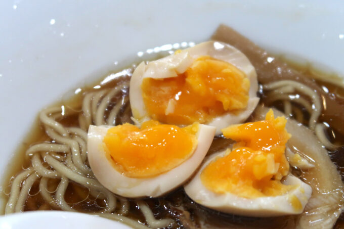 浦添市港川「Ryukyu Ramen Apollo」有料トッピングした煮玉子（＋150円）は、黄身のほどよいとろみがあった