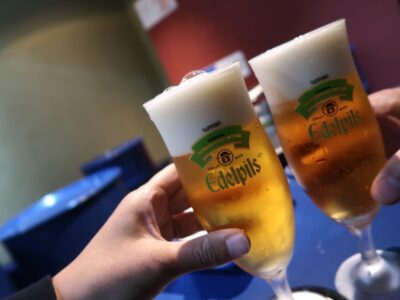 「函館立ち飲み ハコスタ」のビールはエーデルピルス（500円）