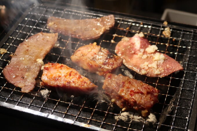 沖縄市・コザの一番街にある「大衆焼肉キンジテ」ハラミやカルビを炭火で炙る
