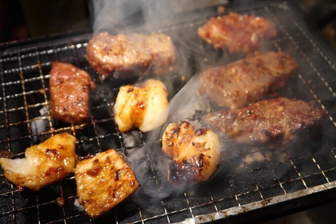 沖縄市・コザの一番街にある「大衆焼肉キンジテ」炭火で炙る焼肉