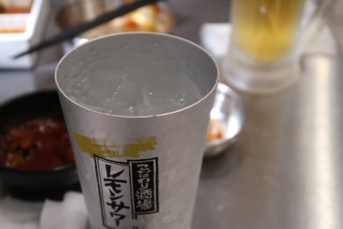 沖縄市・コザの一番街にある「大衆焼肉キンジテ」レモンサワー（380円）